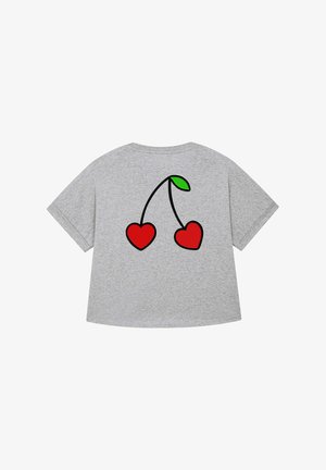 Zachte grijze t-shirt met een zwarte omtrektekening van twee rode kersen met een groen blad op de achterkant. Korte mouwen en een losse pasvorm.