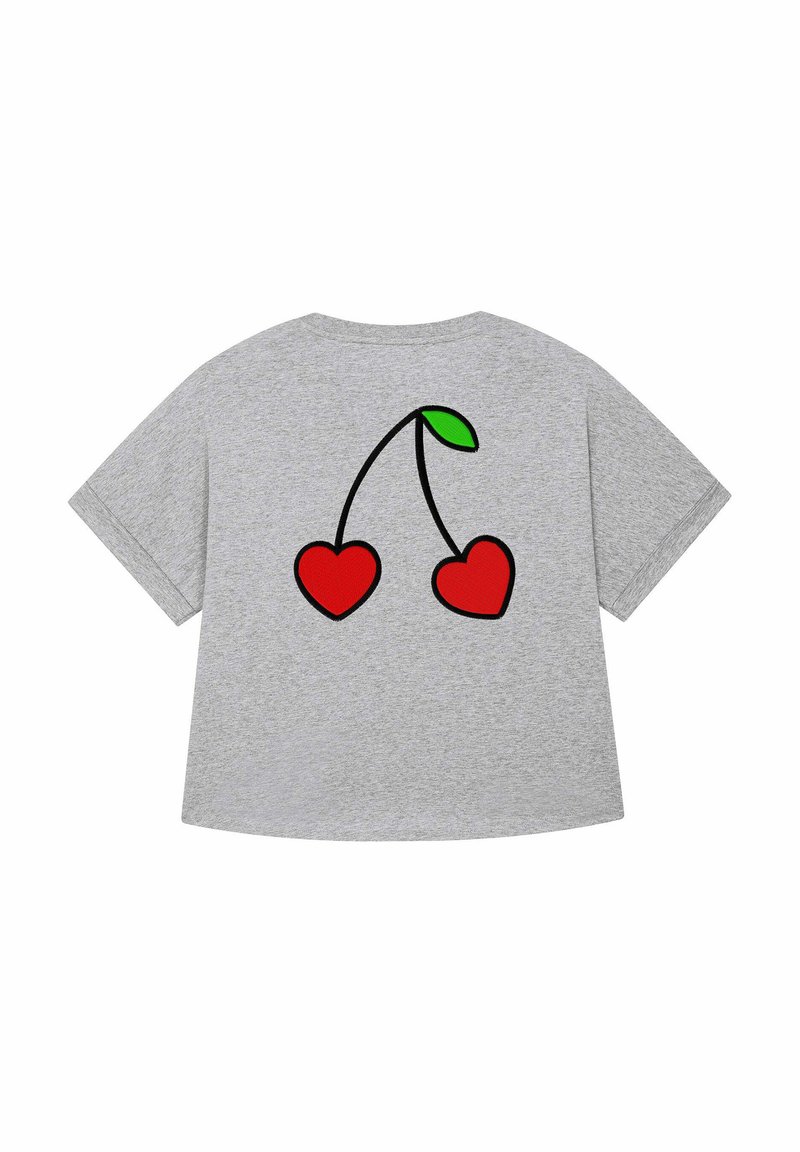 Zachte grijze t-shirt met een zwarte omtrektekening van twee rode kersen met een groen blad op de achterkant. Korte mouwen en een losse pasvorm.