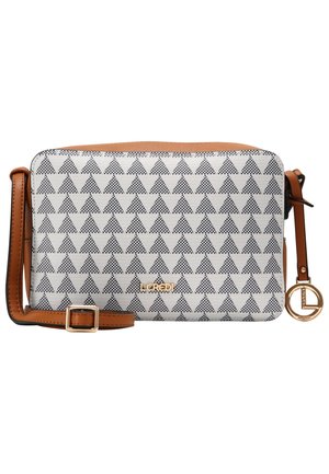 Sac bandoulière rectangulaire avec motif de triangles noirs et blancs, bandoulière réglable marron, logo doré "L.CREDI" et pendentif rond en or.