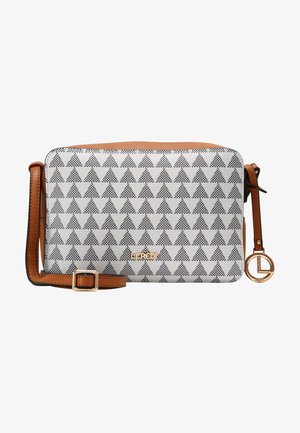 Prostokątna torebka na ramię z czarno-białym wzorem trójkątów, brązowym regulowanym paskiem, złotym logo "L.CREDI" oraz okrągłą złotą zawieszką.