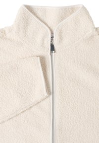 Veste polaire couleur crème avec fermeture éclair sur toute la longueur et col montant, montrant un tissu texturé et une manche pliée.