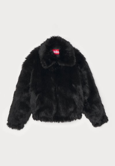 Cazadora recortada de pelo sintético negro con un amplio cuello, textura suave y una etiqueta de marca visible en rojo dentro del escote.