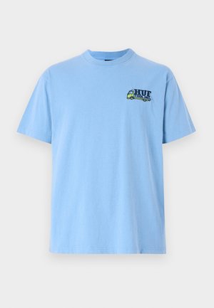 Világoskék pamut póló rövid ujjakkal és kerek nyakkivágással. A bal mellrészen egy kis nyomott logó található.