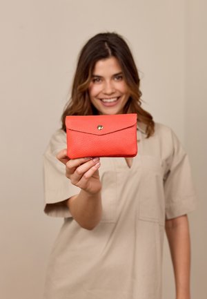 Gusti Leder, SMALL ACCESSORIES ANELA - Portemonnee - orange