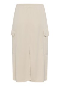 Jupe midi beige en tissu doux, dotée d'une taille élastique et de deux poches latérales à rabat. Coupe droite et finition légèrement texturée.