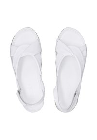 Witte sandalen van glad leer, met kruisende banden, open tenen en een enkelbandje met een gesp. Vlakke zool.