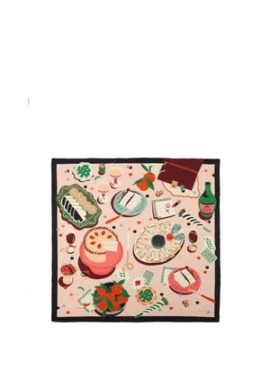 Patroontekening tafelkleed met verschillende gerechten: taarten, sushi, fruit en drankjes op een lichtroze achtergrond met een zwarte rand.