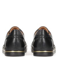 Černé kožené boty s hladkým povrchem, kulatou špičkou, šitými detaily a zlatým akcentem na mezipodešvi. Jednoduchý, klasický design.