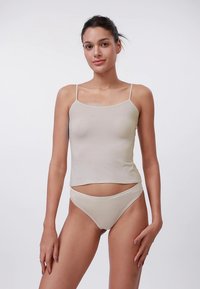 Beige singlet med tynne stropper og matchende bikiniunderdel, laget av glatt stoff, med enkel design og tettsittende form.