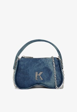 Jeansowa torebka w ciemnoniebieskim kolorze z srebrnym łańcuszkiem, o zaokrąglonym kształcie oraz metalicznym logo z przodu. Zamek błyskawiczny u góry.