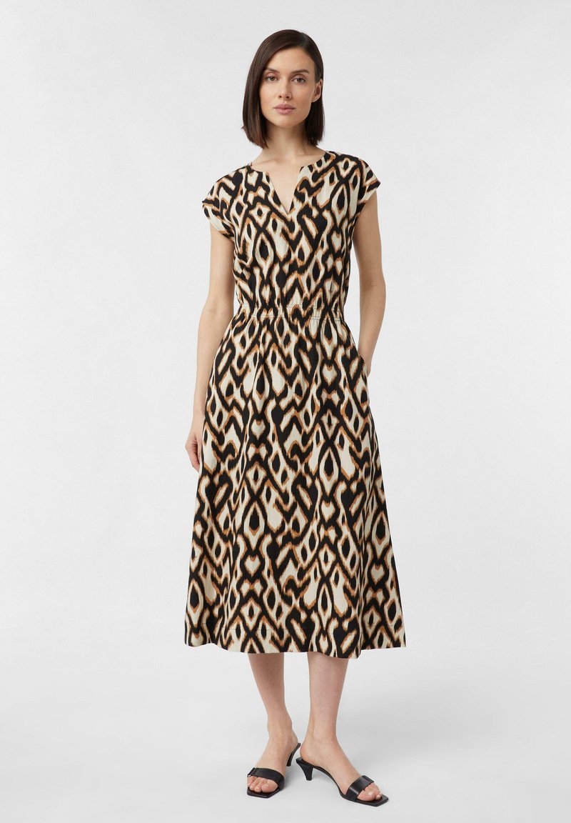 Kleid mit V-Ausschnitt, kurzärmeligen Ärmeln und elastischem Taillenbund, mit einem geometrischen Muster in Schwarz, Braun und Beige. Bodenteilendes Design.