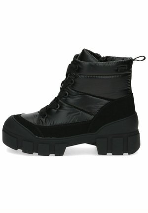 Botas de tobillo negras aisladas, hechas de material sintético brillante, con un caño acolchado, cierre de cordones en la parte delantera y una suela de goma gruesa y resistente.