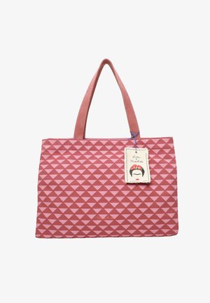 Sac en tissu rouge avec un motif géométrique de triangles en rose clair. Comprend deux poignées et une étiquette avec une œuvre d'art décorative attachée.