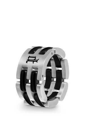 Breiter silberner und schwarzer Metallgliedring mit gebürsteter Oberfläche und kleinem schwarzen Symbol am oberen Glied, Größe 64 innen markiert.