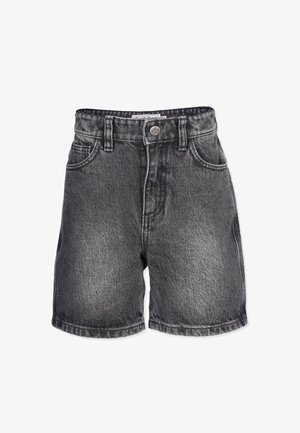 Zwarte gewassen denimshorts met knoop aan de voorkant, riemlussen en zakken, weergegeven tegen een witte achtergrond.