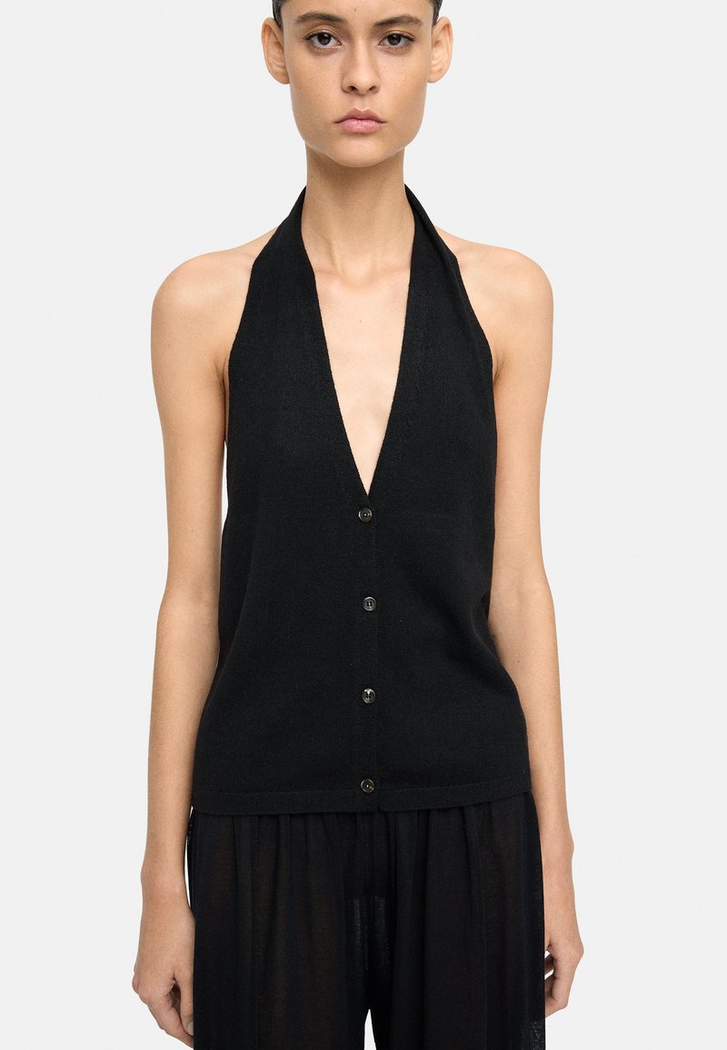 Czarny top na halter z głębokim dekoltem w kształcie V, zapinany na guziki, o gładkiej fakturze. Charakteryzuje się dopasowanym krojem i minimalistycznym stylem.