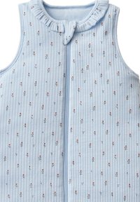 Blauer ärmelloser Schlafsack mit gerafftem Kragen, der ein vertikales Rippenmuster und kleine Blumenmuster in Rot und Grün aufweist. Mit Front-Reißverschluss.