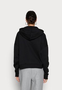 Guess ICONIC HOOD - Camisola - jet black