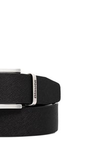 Cintura in tessuto nero con una superficie liscia, dotata di una fibbia in metallo argentato e un accento brandizzato. Design minimalista con forma rettangolare.