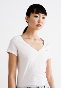 Tommy Jeans SLIM VNECK - Pamata T-krekls - ecru