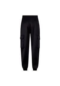 Schwarze Cargo-Hosen mit elastischem Bund und Bündchen, die über mehrere Seitentaschen sowie einen glatten, leichten Stoff verfügen.