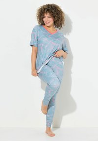Set di pigiami azzurri con motivo marmorizzato rosa; top a maniche corte con scollatura a V e leggings abbinati, realizzati in tessuto morbido ed elastico.