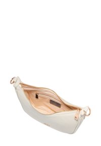 Borsa a spalla in pelle crema con una texture liscia, chiusura con zip, tasca interna e dettagli in metallo dorato. Vista aperta mostrata.