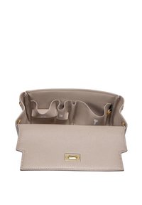 Borsa a mano in pelle beige con finitura texture, dotata di molteplici tasche interne e un dettaglio in metallo dorato sulla patta.