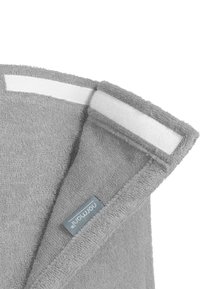 Grau Handtuch mit einer strukturierten, plüschigen Oberfläche; verfügt über einen gefalteten Rand mit einem weißen Klettverschlussstreifen und einem kleinen blauen Etikett an der Seite.