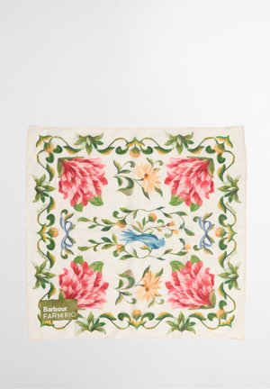 Τετράγωνο μαντήλι με μεγάλα ροζ λουλούδια, κίτρινα μαργαρίτες, πράσινα κλήματα, μπλε κορδέλες και το λογότυπο "Barbour FARM RIO" σε κρεμ φόντο.