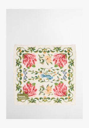 Négyzet alakú sál nagy rózsaszín virágokkal, sárga margarétákkal, zöld indákkal, kék szalagokkal és a „Barbour FARM RIO” logóval krémszínű háttéren.