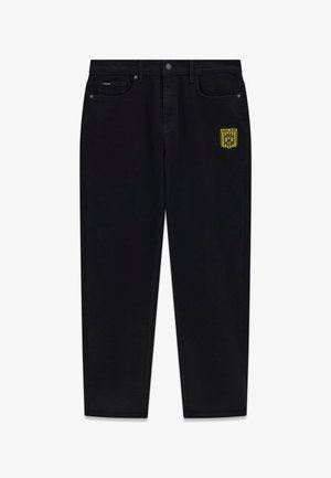Vaqueros negros de pierna recta con cinco bolsillos y un parche con el logo amarillo del Borussia Dortmund en la parte superior del muslo derecho.