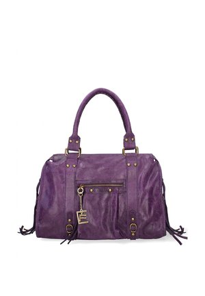 Paarse leren handtas met dubbele handgrepen, voorvak met rits, goudkleurige hardware en decoratieve kwastjes aan de zijkanten.
