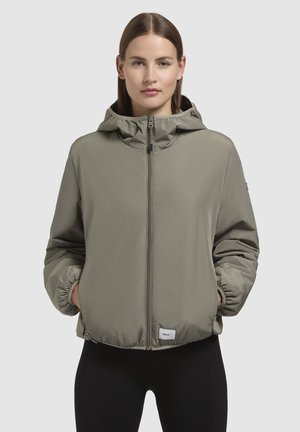 Lichte, olijfgroene pufferjack met capuchon, elastische manchetten, een voorkant rits en een klein merklabel aan de zoom.