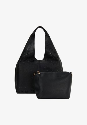 Schwarze Leder-Tasche mit perforiertem Design, ausgestattet mit einem geschwungenen Griff und einem befestigten kleinen Reißverschlussbeutel. Glatte Textur, eleganter Stil.