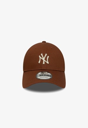 Braune Baseballmütze mit verstellbarem Riemen, versehen mit einem gestickten weißen "NY"-Logo auf der Vorderseite. Glattes Gewebe mit genähten Details.
