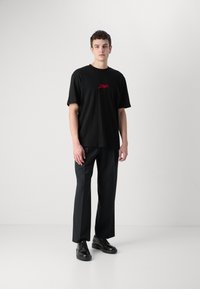 HUGO Μπλουζάκι με στάμπα - black