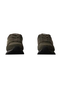 Baskets vert olive avec une tige en daim, des accents perforés et une semelle en caoutchouc noir texturé. Elles présentent des lacets plats et un col rembourré.