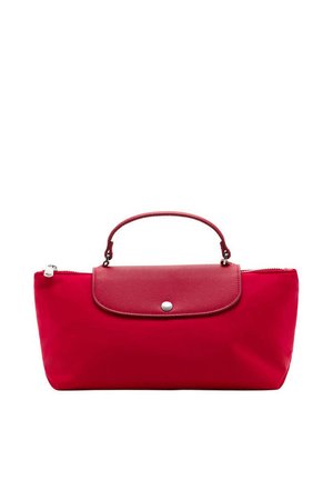 Sac à main rouge avec une poignée courte, un rabat texturé avec un bouton-pression argenté et une fermeture éclair sur le dessus.