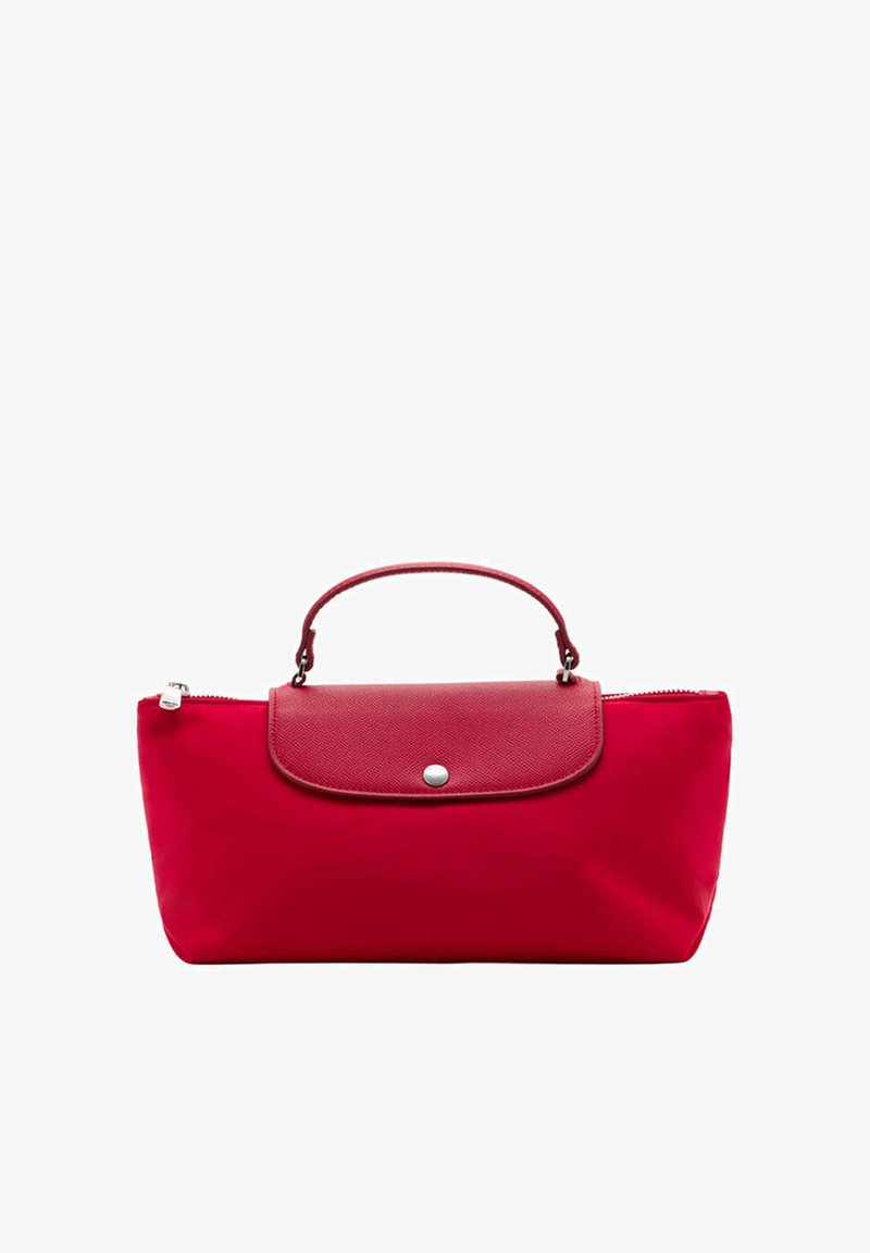 Sac à main rouge avec une poignée courte, un rabat texturé avec un bouton-pression argenté et une fermeture éclair sur le dessus.