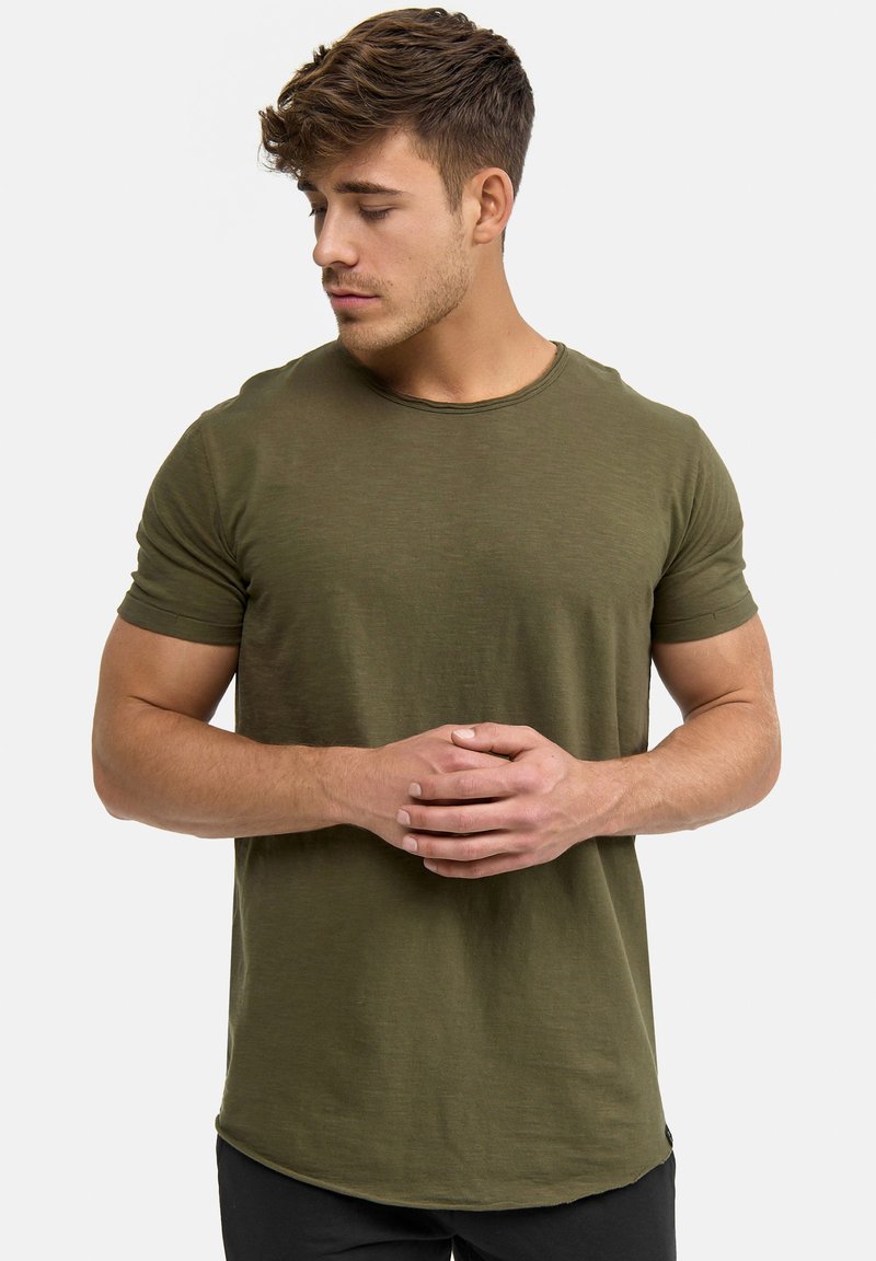 T-shirt verde oliva a maniche corte in una vestibilità rilassata, con scollatura rotonda e tessuto morbido, completato da un orlo curvo.