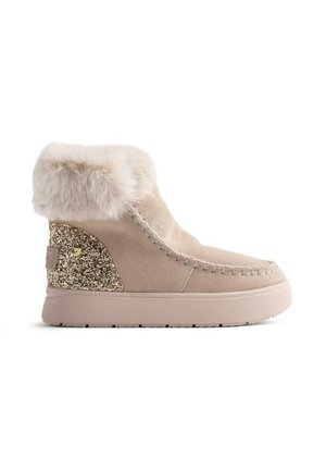 Botte de cheville en daim beige avec un bracelet en faux fourrure duveteux, un accent doré scintillant sur le côté et une semelle en caoutchouc arrondie. Couture détaillée.