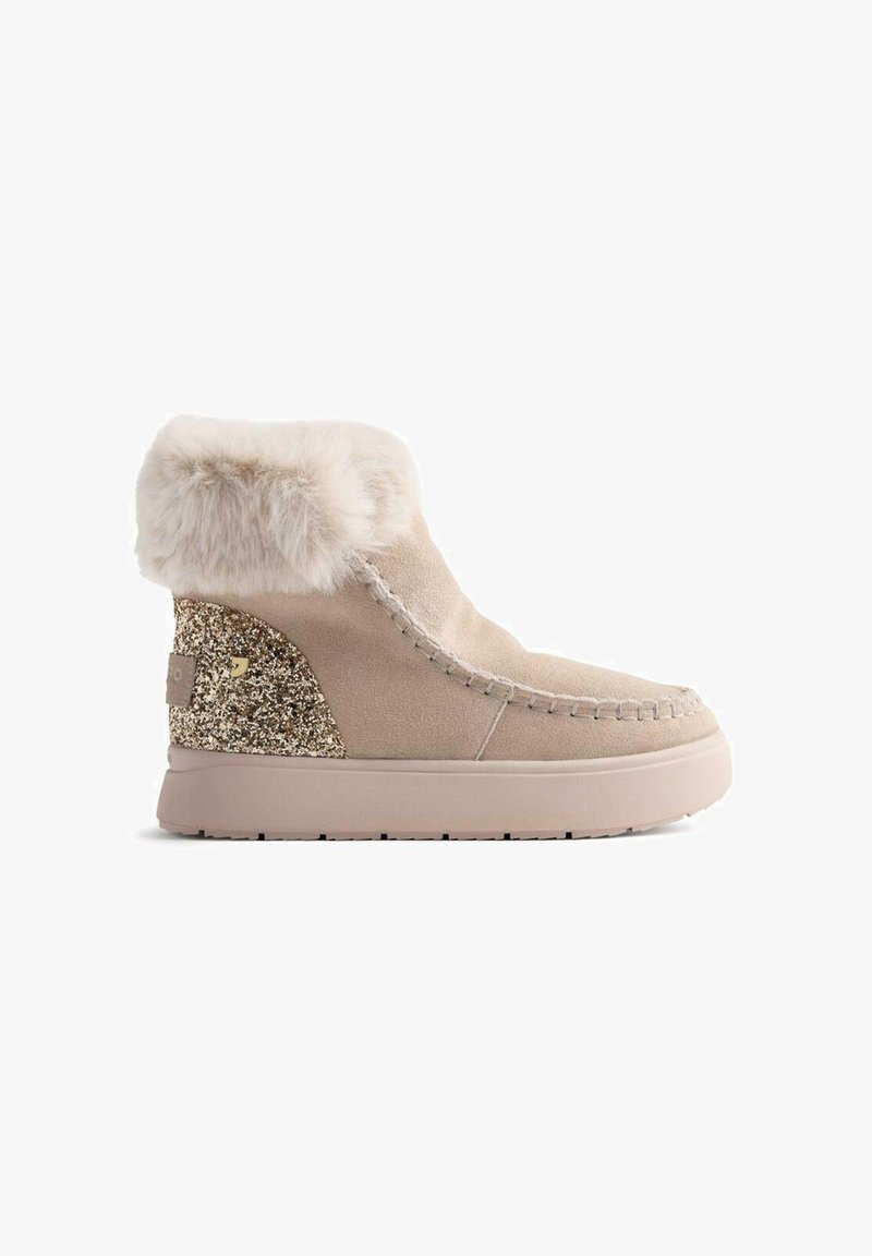 Botín de ante beige hasta el tobillo con un puño de pelo sintético esponjoso, acento dorado brillante en el lateral y una suela de goma redondeada. Costuras detalladas.