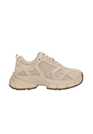 Beige sportschoen met mesh- en suède panelen, dikke gevoerde zool, veters aan de voorkant en bruine rubberen buitenzool, zijaanzicht.