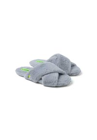Des chaussons gris en peluche avec un design à lanières croisées, présentant une texture douce et un logo en néon vert sur la semelle intérieure.