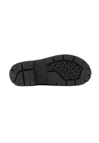 Semelle de chaussure en caoutchouc noir avec des rainures profondes, présentant un motif de vagues complexe et des sections renforcées pour la durabilité. Le bord est arrondi.