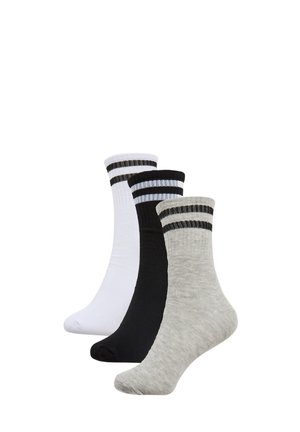 Tre paia di calzini a crew in bianco, nero e grigio. Ogni calzino presenta un orlo a costine con strisce nere e bianche. Tessuto morbido e testurizzato.