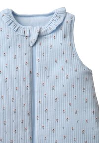 Hellblauer ärmelloser Schlafsack mit rüschigem Ausschnitt, vertikal gerippter Textur und kleiner floralem Stickerei in Rot und Grün.