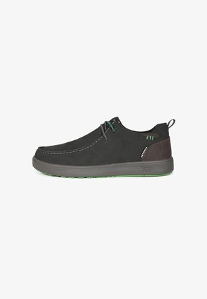 Chaussure en daim noir avec une semelle en caoutchouc grise, des accents verts et des détails cousus. Dispose d'un bout arrondi et de lacets pour un maintien sécurisé.