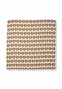 Tissu en coton avec un motif répété de pommes brunes sur fond crème, avec des détails de feuilles simples et une texture lisse.